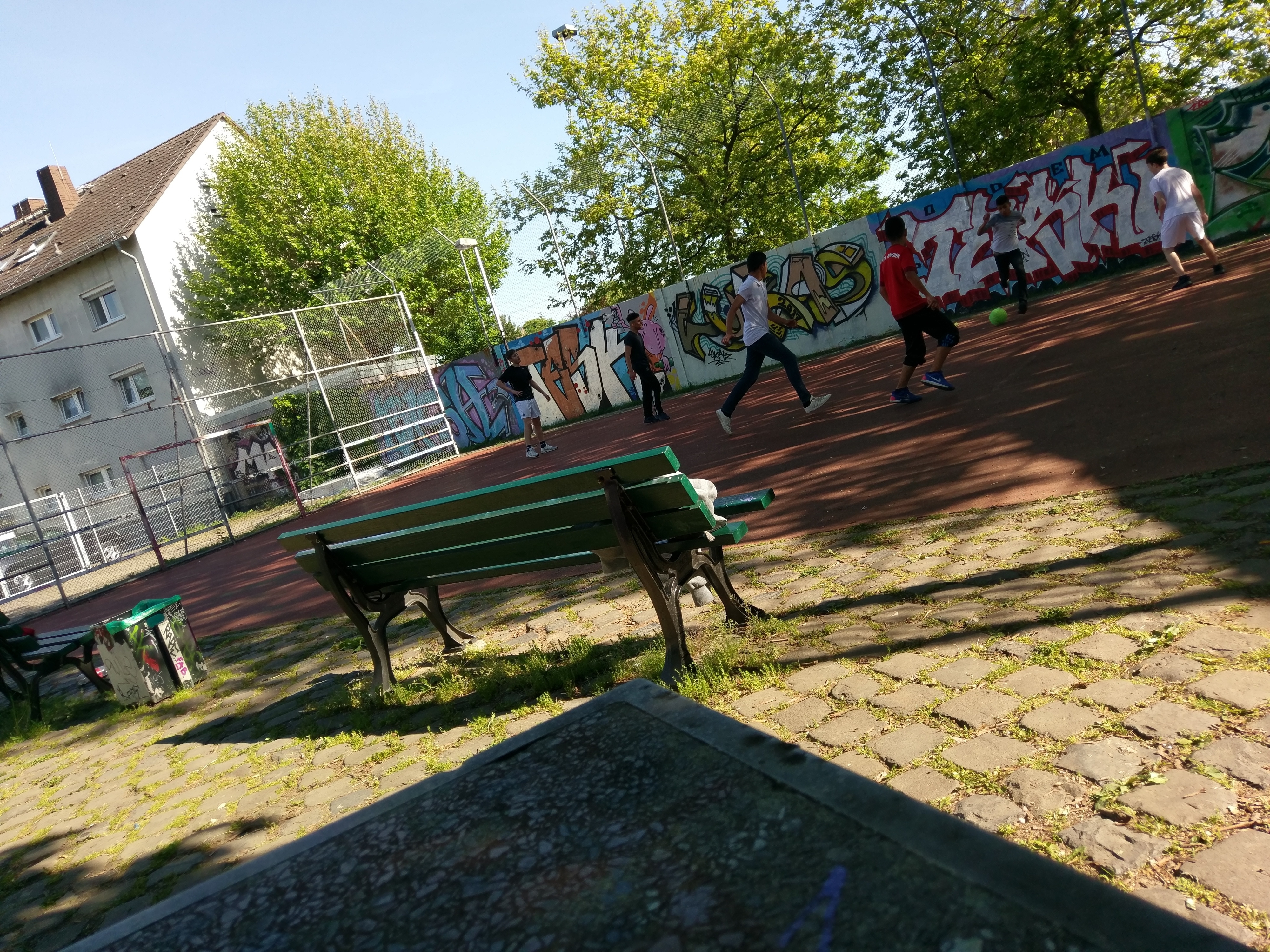 Jugendliche beim kicken