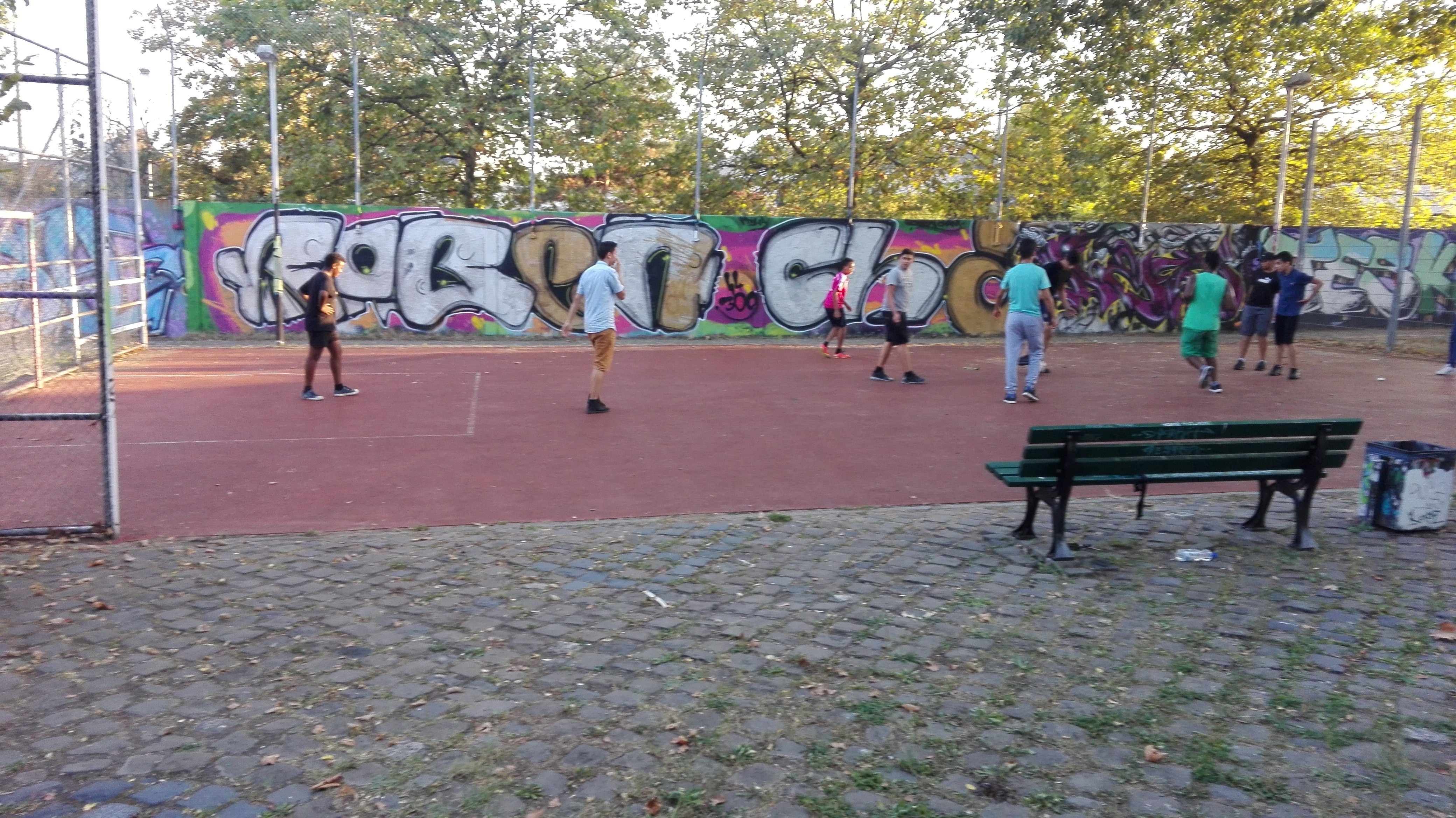 Jugendliche beim Fußballspielen