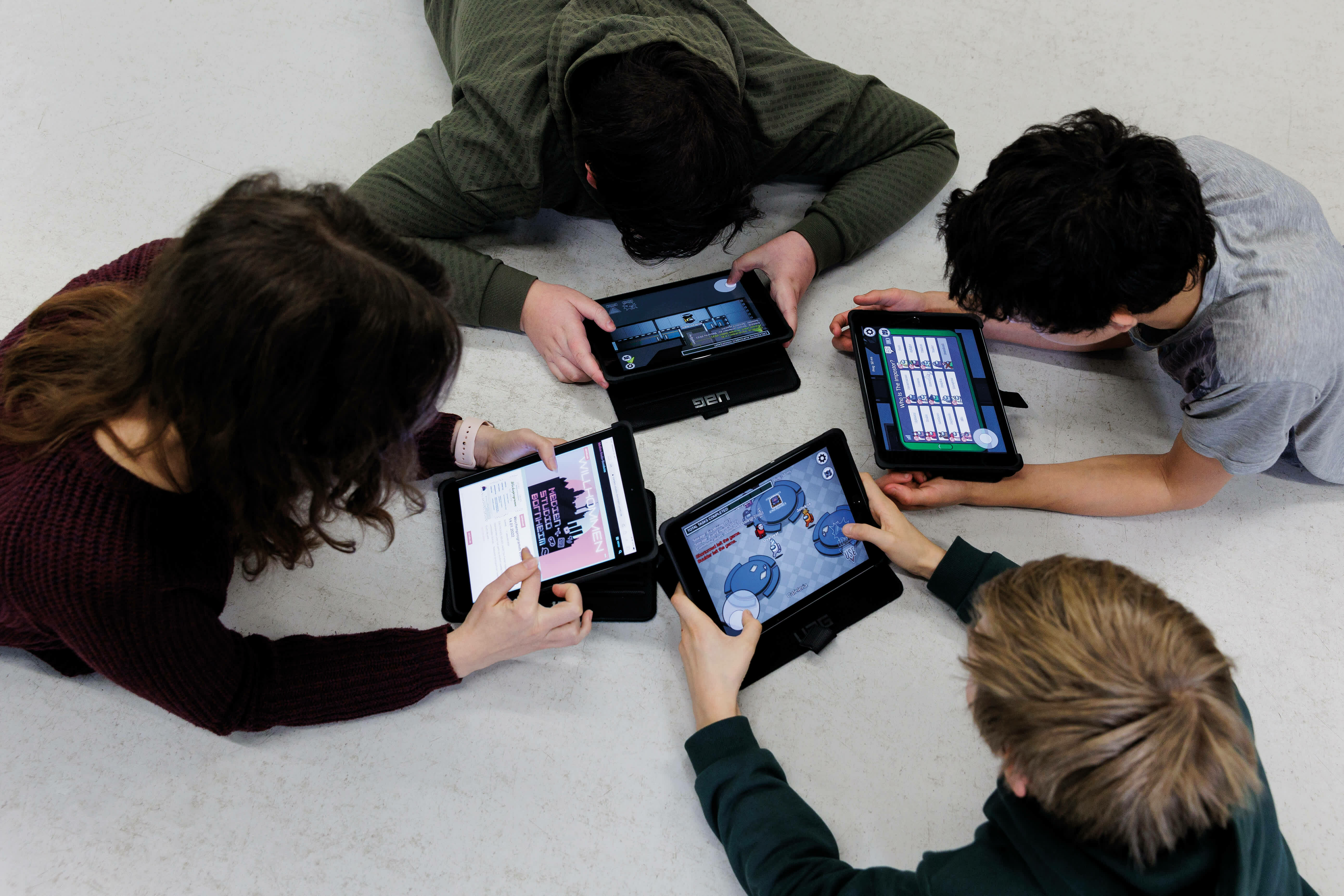 Vier Kinder mit Tablets